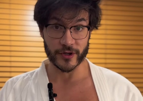 Ex-BBB Eliezer faz cirurgia de redução de mamas