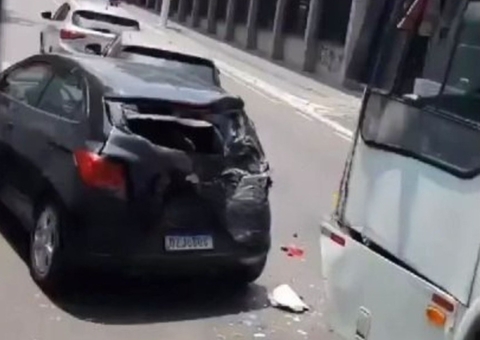 Engavetamento deixa carros destruídos no Centro de Manaus; vídeo