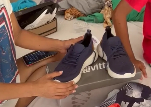 Aluno colocado para fora de escola por não ter tênis ganha três pares novos