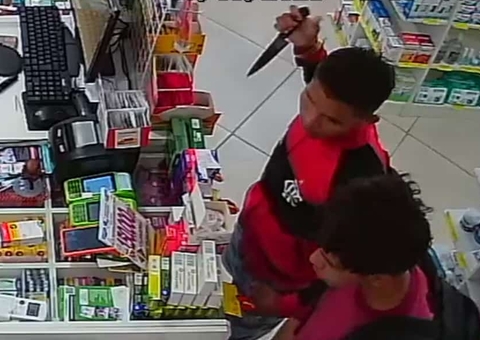 Dupla rende funcionários e assalta drogaria em Manaus