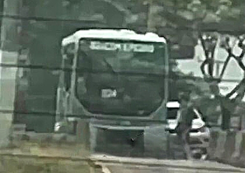 Vídeo: Carro é imprensado por ônibus contra mureta na Torquato, em Manaus