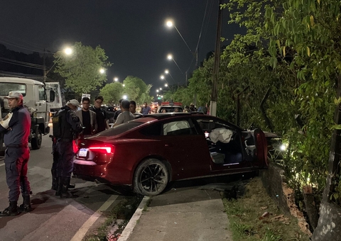 Carro de luxo desgovernado fura blitz e atropela PM’S e condutores em Manaus; vídeo