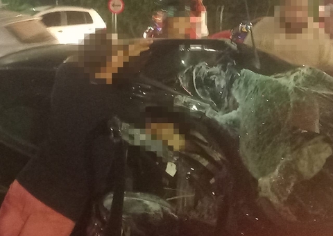 Motorista fica ferido ao "arrancar" poste em acidente gravíssimo em Manaus 