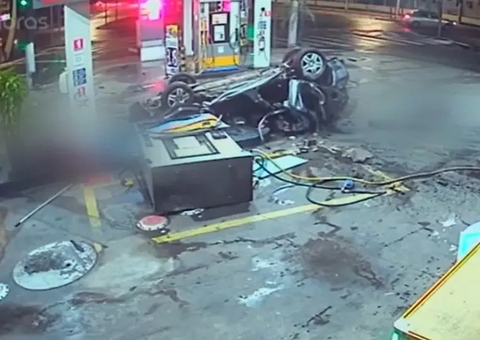 Vídeo: Carro capota, bate em bombas de posto de combustíveis e deixa três mortos 