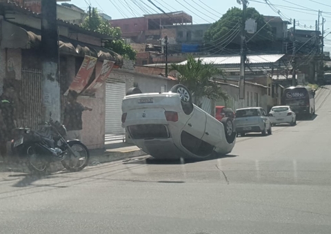 Carro capota ao ser atingido por veículo em cruzamento de Manaus; vídeo