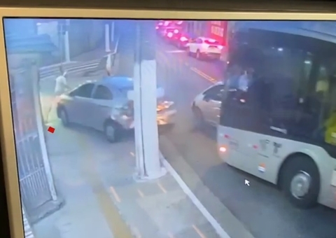 Ônibus não freia, 'esmaga' carros e idosa é atropelada em São Paulo 