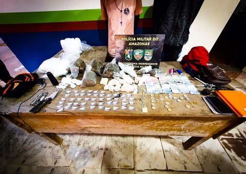 Dupla é presa com drogas e caderno com controle do tráfico no Amazonas