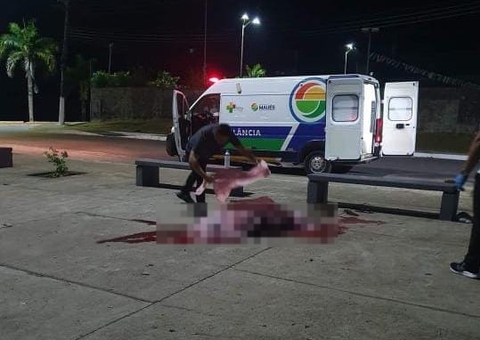 Com faca cravada no pescoço, homem é encontrado morto no Amazonas