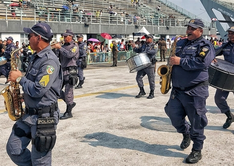 Manauaras enfrentam sol escaldante para prestigiar desfile de 7 de setembro