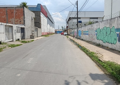 Criminosos matam travesti a facada e jogam corpo de carro em rua de Manaus