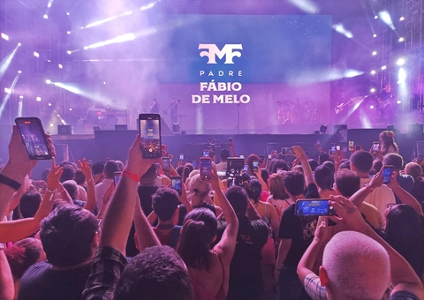 Padre Fábio de Melo entra no palco do ‘Sou Manaus Passo a Paço’ e público vibra