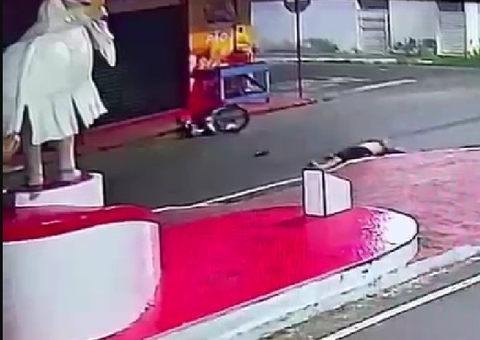 Motociclista é arremessado em acidente com carro no Amazonas; vídeos