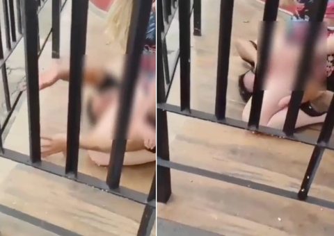 Ladrão sorri ao ser imobilizado por lutadora sem calcinha; vídeo