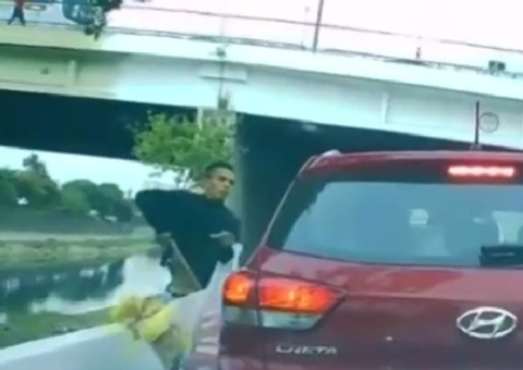 Assaltante finge ser vendedor ambulante e rouba motorista; veja vídeo