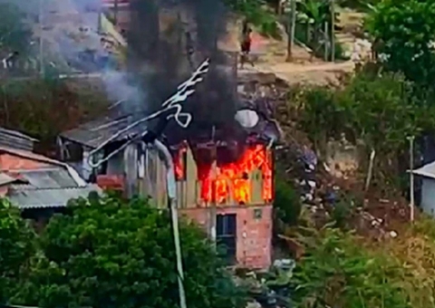 Casa de madeira é destruída durante incêndio em Manaus; vídeo