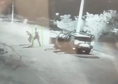 Mulher pede ajuda durante discussão com marido e leva chutes de PM; vídeo