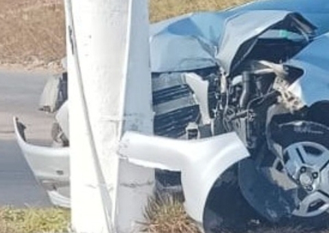 Motorista perde controle de carro e bate contra poste em retorno em Manaus