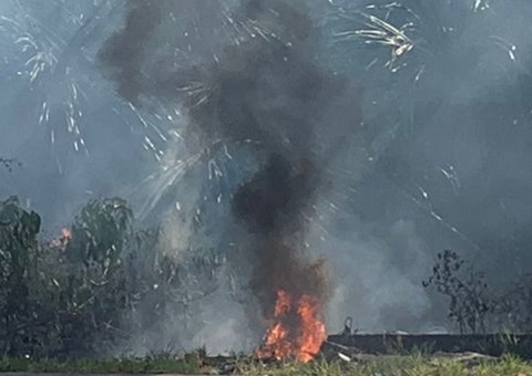 Vídeos: Incêndio se alastra em vegetação na Avenida das Torres, em Manaus