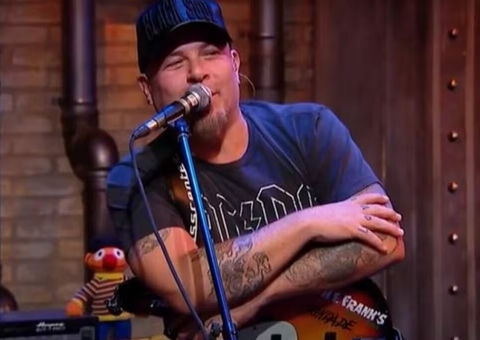 Equipe médica reduz sedação, mas estado de saúde do baixista Mingau segue grave