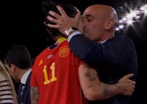 Dirigente espanhol renuncia ao cargo após beijo forçado em jogadora na Copa