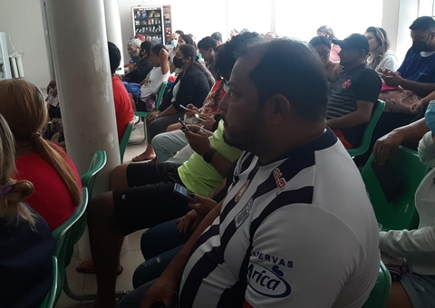 Aumento de casos de covid e gripe causa superlotação em SPA em Manaus
