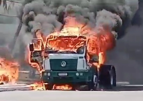 Incêndio atinge carreta no Distrito Industrial de Manaus; vídeo