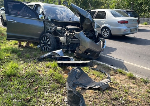 Empresário dorme ao volante e bate em poste na Avenida do Turismo