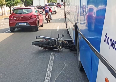 Mulher escapa de ser esmagada após motocicleta ir parar debaixo de ônibus em acidente em Manaus