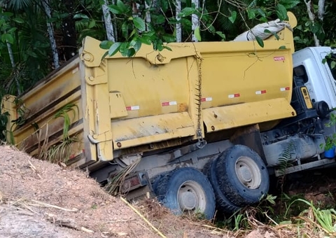 Caçamba capota durante acidente em ‘curva da morte’ na AM-010