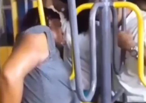 Mulher fica com cabeça presa em catraca dupla de ônibus; vídeo