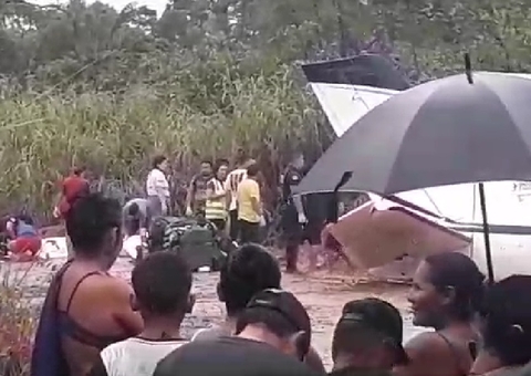 Vídeos mostram operação de resgate em avião que caiu com turistas em Barcelos