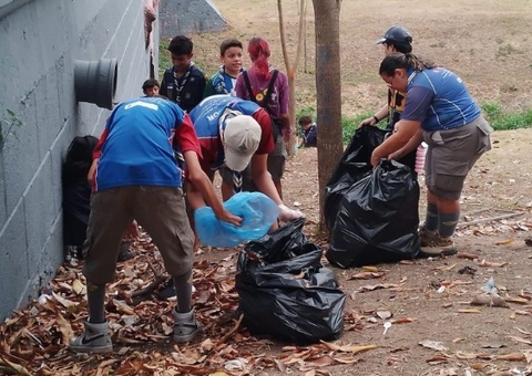 Grupo Escoteiro Dom Bosco realiza mutirão de limpeza em praça de Manaus