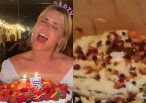 Carolina Dieckmann deixa bolo de aniversário cair e é acusada de desperdiçar comida