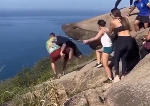 Briga por foto na 'Pedra do Telégrafo' quase termina em tragédia no Rio de Janeiro; vídeo 