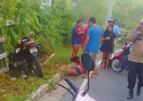 Mulher fica ferida ao bater motocicleta contra cerca em acidente no Amazonas