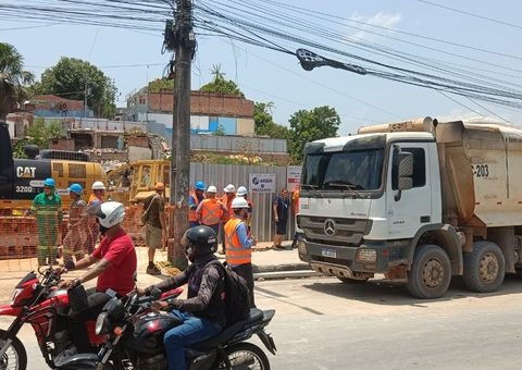 Motorista morre ao ser atropelado por trator dentro de obra em Manaus