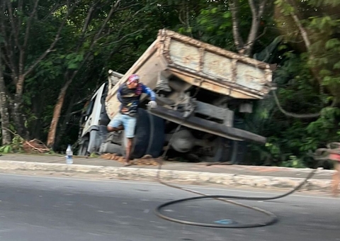 Caminhão desgovernado cai em ribanceira na Avenida do Turismo 