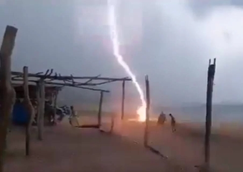 Duas pessoas morrem ao serem atingidas por raio em praia; vídeo
