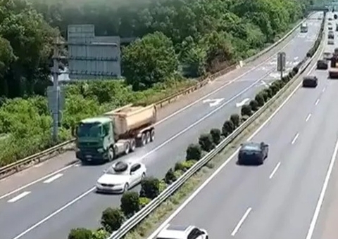 Pneu se solta de caminhão e atinge BMW na contramão; veja vídeo