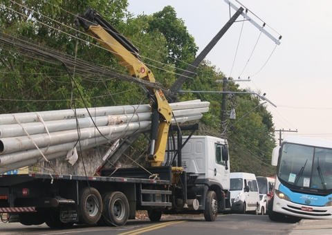 Caminhão arrasta poste elétrico e causa transtorno em Manaus