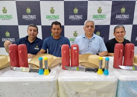Pescadores recebem kits de pesca artesanal em Nova Olinda do Norte, no Amazonas