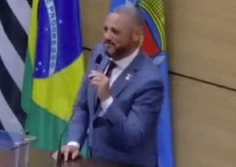 Vereador aparece bêbado em sessão de Câmara: ‘Tomei umas, tô doidão’; vídeo