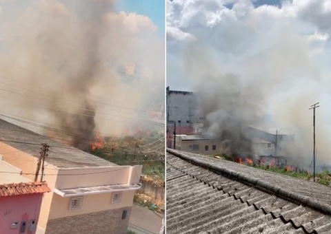 Fumaça invade casas durante incêndio em Manaus; vídeo