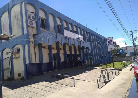 Mulher se joga do 3º andar de prédio ao ver PM ameaçar namorada com arma de fogo