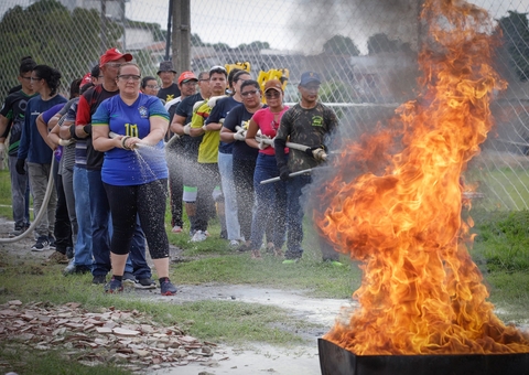 Moradores do Prosamin fazem curso de brigada de incêndio em Manaus