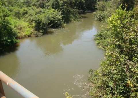 Embriagado, homem pula em rio para pegar bebida e morre afogado 
