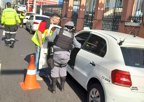 Fiscalização apreende táxis irregulares em Manaus