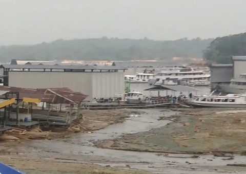 Porto em Manaus fica completamente seco durante estiagem