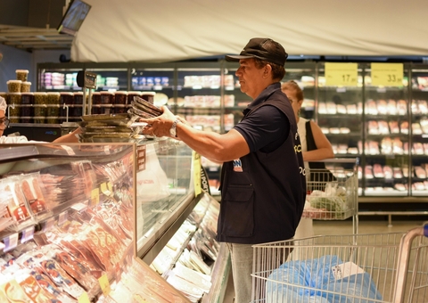 Carrefour é flagrado vendendo produtos impróprios para consumo em Manaus