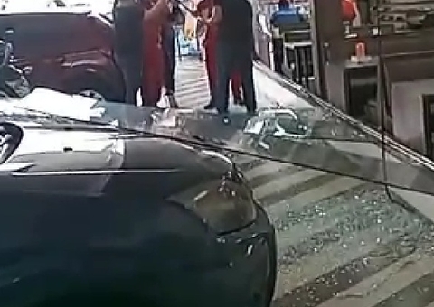 Vidraça é arrancada durante ventania e cai sobre carro em Manaus; vídeo